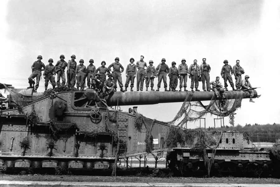 জার্মান সেনার একটি সূত্র মারফত সে সময় জানা গিয়েছিল, কামানটির প্রতি অন্ধবিশ্বাস ছিল হিটলারের। এই কামানে ব্যবহারের জন্য তৈরি করা হয়েছিল ‘ডোরা’ নামের বিশেষ গোলা।