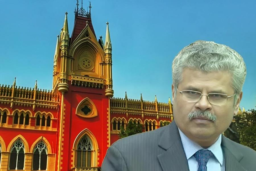 প্রায় চার মাস ধরে চলছে তাঁর চিকিৎসা। এ ব্যাপারেই কলকাতা হাই কোর্টে মামলা হয়েছিল। বৃহস্পতিবার যার শুনানি হয় হাই কোর্টের প্রধান বিচারপতি টিএস শিবজ্ঞানমের ডিভিশন বেঞ্চে। 