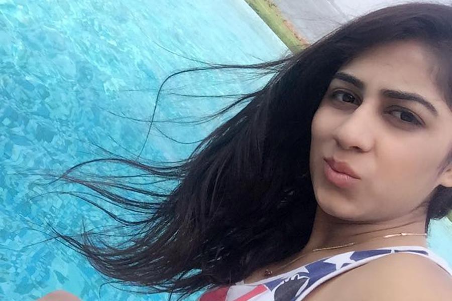  স্কুলের গণ্ডি পেরোলেও কলেজের গণ্ডি টপকাতে পারেননি দিব্যা। বাণিজ্য বিভাগ নিয়ে স্নাতক স্তরে ভর্তি হন। পাশাপাশি মডেলিংয়ের কাজও শুরু করেছিলেন তিনি। কিন্তু মাঝপথে কলেজ ছেড়ে দেন। তার পর পুরোপুরি মডেলিংকেই পেশা হিসাবে বেছে নেন। তাঁর জীবনও ছিল বর্ণময়।