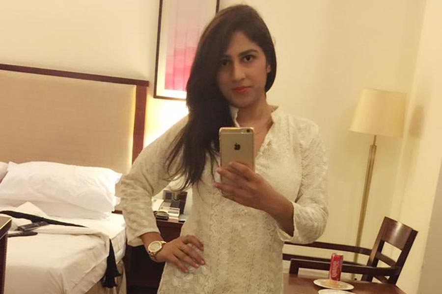 ২০১৬ সালে গ্রেফতার হওয়ার পর কারাদণ্ড দিয়েছিল আদালত। গত সাত বছর ধরে মুম্বইয়ের বায়কুলা জেলই ছিল দিব্যার ঠিকানা। জেলে ঢোকার পর তাঁর সঙ্গে কী কী হয়েছে, এক সংবাদমাধ্যমে সাক্ষাৎকারে জানিয়েছিলেন দিব্যা। তিনি জানিয়েছিলেন, বায়কুলা জেলে ঢোকার পরই তাঁকে বিবস্ত্র করে তল্লাশি করা হয়। জেলে থাকাকালীন তাঁর শারীরিক এবং মানসিক অবস্থার উপর ব্যাপক প্রভাব পড়েছিল।