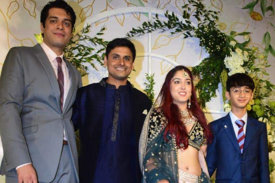 তবে প্রাক্তন দুই স্ত্রীর সঙ্গেই সুসম্পর্ক বজায় রেখেছেন ‘দঙ্গল’ খ্যাত অভিনেতা। মেয়ে ইরার বিয়েতেই মিলেছে তার প্রমাণ। ইরার গায়ে হলুদের অনুষ্ঠানে একই ধরনের ভিন্ন রঙের শাড়ি পরে আসতে দেখা গিয়েছিল রিনা আর কিরণকে। বিয়ের অনুষ্ঠানেও একসঙ্গে ছবি তুলতে দেখা গেল তাঁদের।