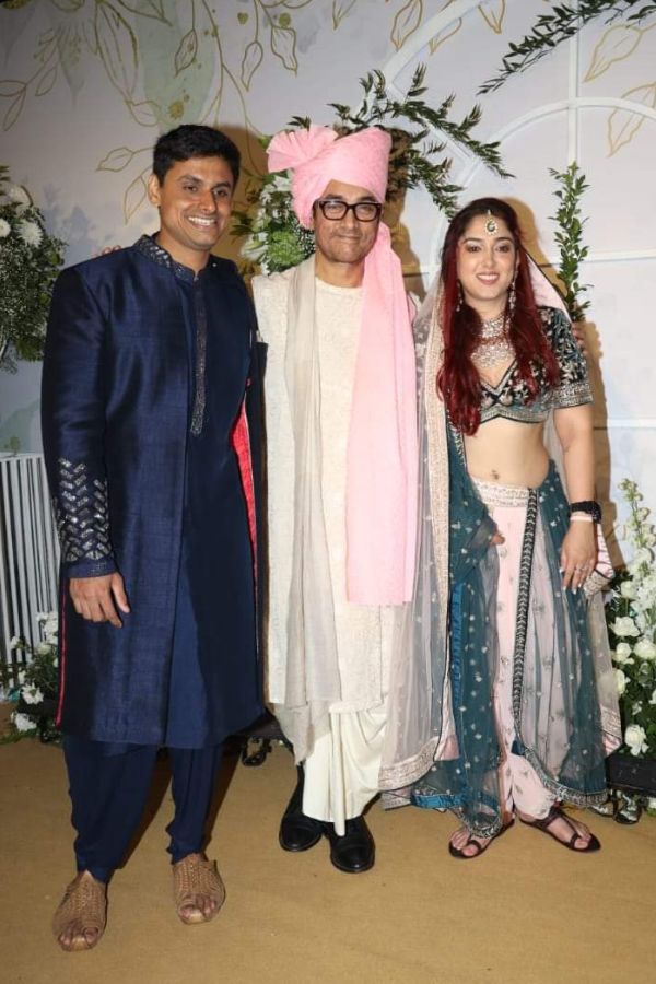 ২। বিয়ের সম্পর্ক টেকেনি বটে, তবে তাতে একে অপরের প্রতি শ্রদ্ধা, সম্মান এবং ভালবাসা কমে যায়নি। এমন কথা বার বার বলেছেন আমির। তিনি যে এমন কথা স্রেফ বলার জন্য বলেননি, তার প্রমাণ মিলল তাঁর মেয়ে ইরার বিয়েতেই। 