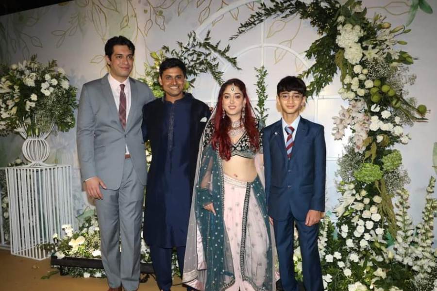 প্রথম স্ত্রী রিনার সঙ্গে অতিথিদের আপ্যায়ন করতে দেখা গেল আমিরকে। হাসিমুখে ছবিও তুললেন তাঁরা সবাই। অন্য দিকে, ক্যামেরার সামনেই দ্বিতীয় স্ত্রী কিরণের গালে এঁকে দিলেন চুম্বন। সেই ছবি এবং ভিডিয়ো এখন ভাইরাল সমাজমাধ্যমের পাতায়।