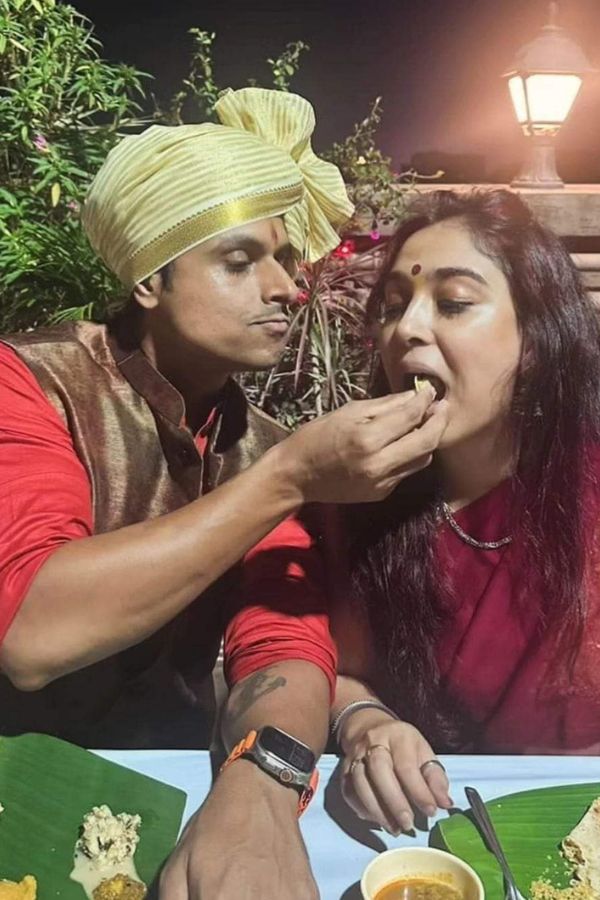 ৩। আর পাঁচ জন তারকাসন্তানের চেয়ে বেশ কিছুটা আলাদা আমির-কন্যা ইরা। তাঁর বিয়ের অনুষ্ঠানেও যে সেই ছোঁয়া থাকবে, তা আঁচ করা গিয়েছিল আগেই। কয়েক মাস আগে নূপুরের সঙ্গে বাগ্‌দান সেরেছিলেন ইরা। 