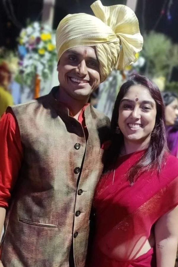 তবে বিয়ের জন্য সাবেকি সাজই বেছে নেন তিনি। আর পাঁচ জন কনের মতো লেহঙ্গা বা শাড়ি পরেননি আমির-কন্যা। বরং, ছক ভেঙে হারেম প্যান্ট, ব্লাউজ় এবং ওড়নায় সেজেছিলেন ইরা। এক ঢাল লালরঙা চুলে বেশ মানিয়েছিল তাঁকে। সঙ্গে কোনও হিল জুতো নয়, কালো কোলাপুরী চপ্পল পরে বিয়ের মঞ্চে উঠলেন ইরা।