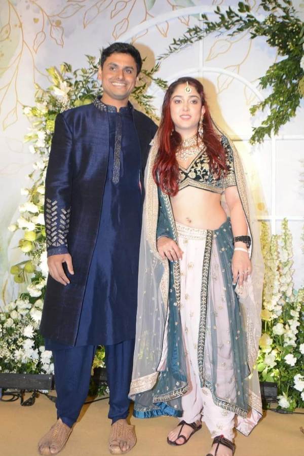 ৪। ইরার সাজপোশাকে চমক থাকলেও বিয়ের দিন সবচেয়ে বেশি নজর কাড়লেন তাঁর স্বামী নূপুর শিখরে। শেরওয়ানি, পঞ্জাবি নয়— কালো রঙের গেঞ্জি ও সাদা হাফপ্যান্ট পরে বিয়ের মঞ্চে এসে ওঠেন তিনি! শুধু তাই-ই নয়, ঘোড়ায় বা গাড়িতে চড়ে বরযাত্রীদের সঙ্গে নয়, আট কিলোমিটার দৌড়ে বিয়ের মঞ্চে পৌঁছন পেশায় ফিটনেস প্রশিক্ষক নূপুর।