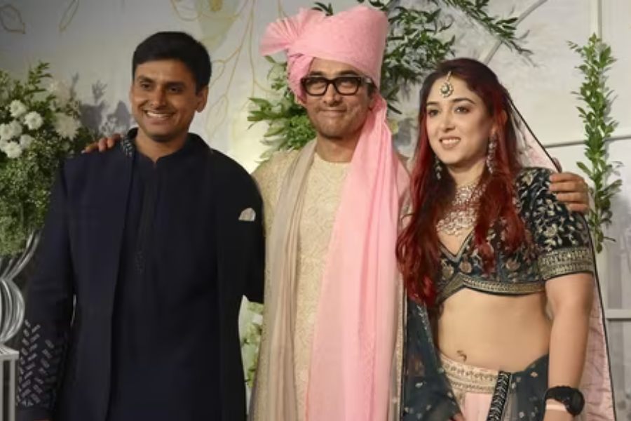 তবে বিয়ের অনুষ্ঠানের গোটা সময়টা গেঞ্জি ও হাফপ্যান্ট পরে কাটাননি নূপুর। সমাজমাধ্যমের ছড়িয়ে পড়া একটি ভিডিয়োয় ইরাকে বলতে শোনা গেল, ‘‘সইসাবুদ করার পরে এ বার নূপুর স্নান করতে যাবে!’’ ইরার কথা শুনে সইসাবুদ মেটার পর স্নান সেরে গাঢ় নীল রঙের শেরওয়ানিতে সেজে অতিথিদের সামনে আসেন নূপুর।