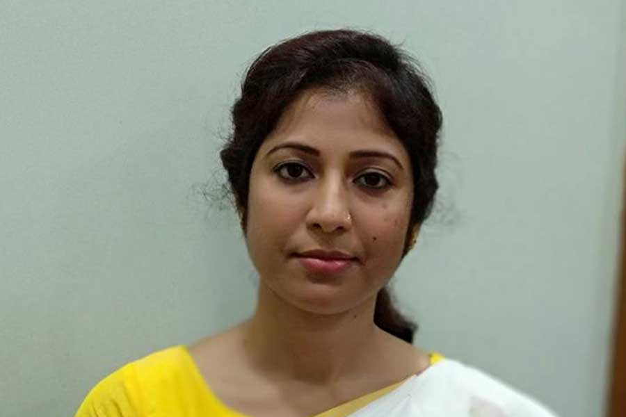 এই পরিস্থিতিতে সবচেয়ে বড় প্রশ্ন, কে এই রুনা, যাঁর বিরুদ্ধে খোদ এলাকার বিধায়কের যাবতীয় অভিযোগ! হুগলির ছাত্র-যুব রাজনীতির আঙিনায় রুনা পরিচিত নাম। কলেজ স্তর থেকেই রুনা দক্ষিণপন্থী রাজনীতি, বলা ভাল কংগ্রেসি ছাত্র রাজনীতির সঙ্গে যুক্ত। 