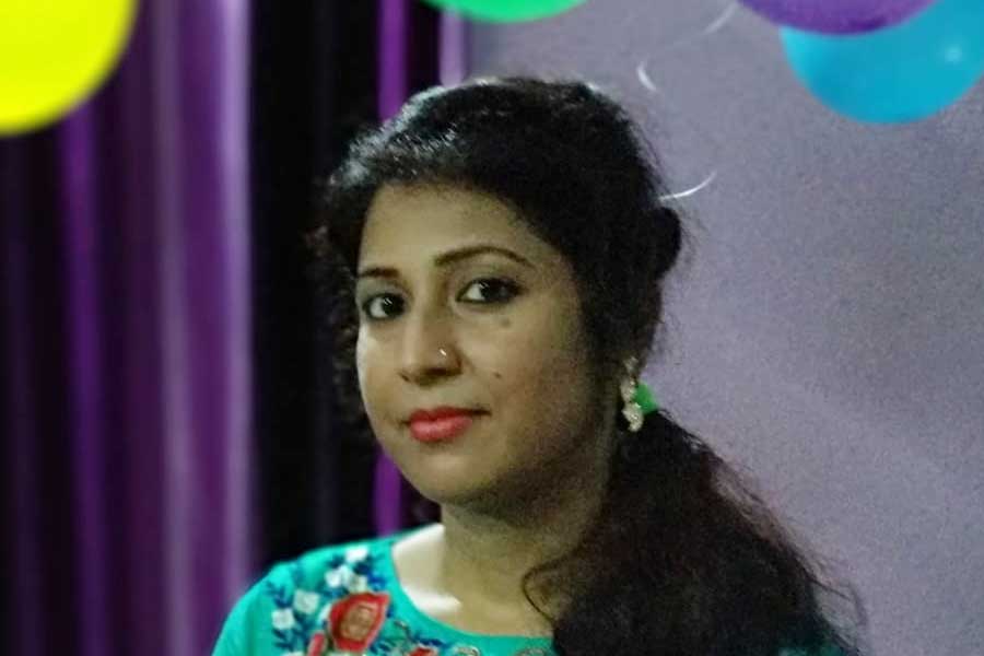 হুগলির বলাগড় বিধানসভা এলাকার অন্তর্গত শ্রীপুরে বাড়ি রুনার। ছেলেবেলা থেকেই দেখেছেন বাড়ির সাংস্কৃতিক পরিবেশ। বাবা শেখ আজিজুল হক একটা সময় আকাশবাণীতে নিয়মিত আবৃত্তি করতেন। মা মনোয়ারা বেগম বধূ। তিনিই তিন সন্তানকে মানুষ করেছেন। 