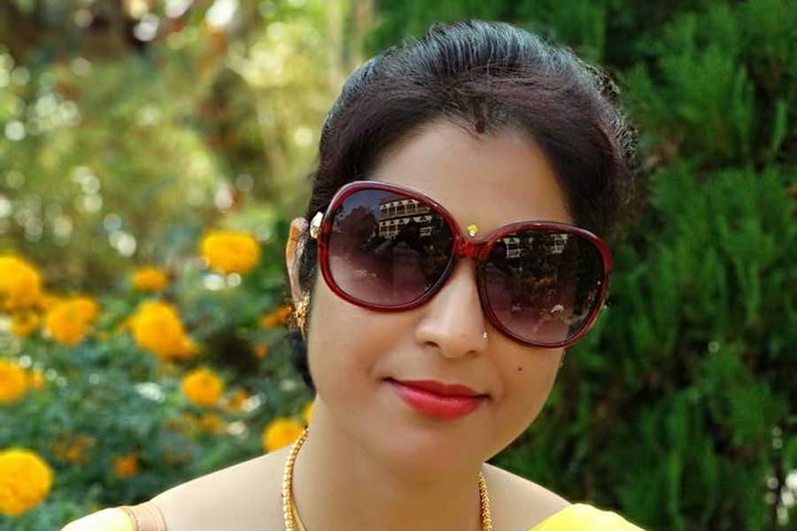 বলাগড়ের নৌকা জগৎবিখ্যাত। রুনার বাবা কাঠের নৌকার কারবারী। আর্থিক ভাবে সচ্ছল পরিবারে মানুষ হওয়া রুনা পড়াশোনায় বেশ ভালই ছিলেন। বাড়িতে রুনার উপরে আরও দুই দাদা। 