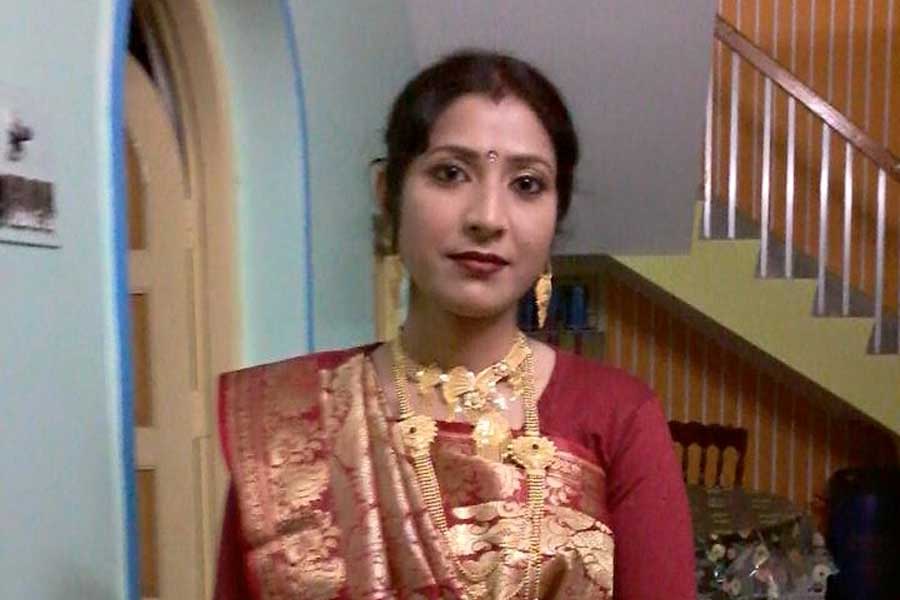 বাবা কংগ্রেস করতেন। ছোটবেলা থেকেই রুনা বাবার হাত ধরে ঘুরতেন হুগলির গ্রামে গ্রামে। চোখের সামনে দেখতেন, কী ভাবে মানুষের সুখ-দুঃখ ভাগ করে নিতে হয়। বিপদে কী ভাবে দাঁড়াতে হয় মানুষের পাশে। বাবার এই গুণ খুব টানত বিমানসেবিকা হওয়ার স্বপ্ন দেখা রুনাকে।