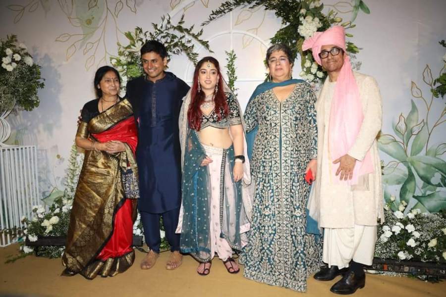 তবে মেয়ের বিয়েতে বাবা কোনও উপহার না দিয়ে পারেন! মেয়ের মন রাখতে তাই বিশেষ আয়োজন করেছেন আমির। মুম্বইয়ে সইসাবুদের পর উদয়পুরে বড় করে হতে চলেছে ইরা ও নূপুরের বিয়ের অনুষ্ঠান। সেখানে নাকি মেয়ের জন্য নিজেই গান গাইবেন আমির।