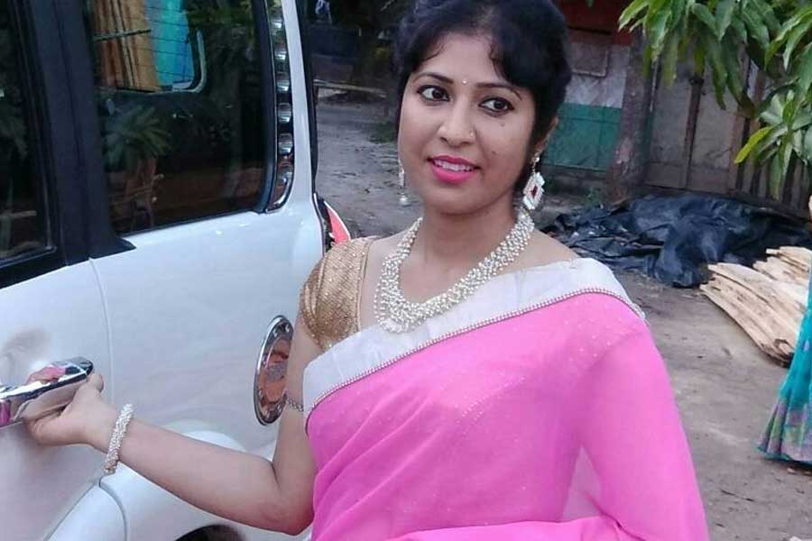 রুনা ছোটবেলায় স্বপ্ন দেখতেন কিন্তু অন্য এক জগতের। স্বপ্ন ছিল, বিমানসেবিকা হওয়ার। আকাশে আকাশে ঘুরে বেড়ানোর। কিন্তু বয়স যত বাড়ল, মানুষের মাঝে থাকাটা যেন নেশার মতো চেপে বসতে থাকল মাথায়। বারণ করা তো দূর, বাবা তাতে প্রশ্রয়ই দিতেন।