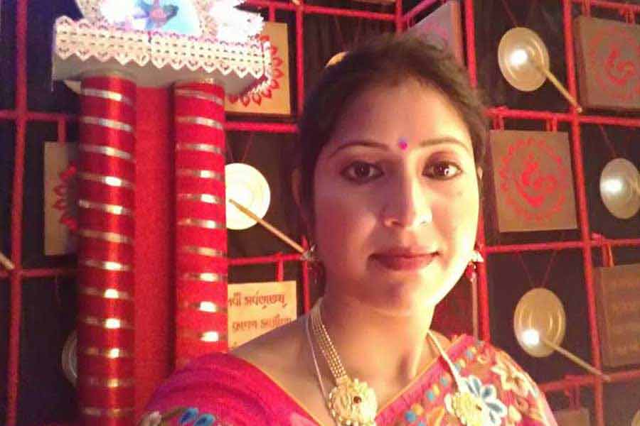 বাবার নেশা আবৃত্তি। আর মেয়ের সবচেয়ে বড় সঙ্গী বাবা। তাই আবৃত্তির প্রেমে পড়েন রুনাও। বাবার আবৃত্তি শুনে শুনেই তুলে নিতেন। তার পর এক দিন মেয়ের কণ্ঠে রবীন্দ্রনাথের কবিতার আবৃত্তি শুনে মুগ্ধ হন বাবা। শুরু হয় আবৃত্তির তালিম নেওয়া। 