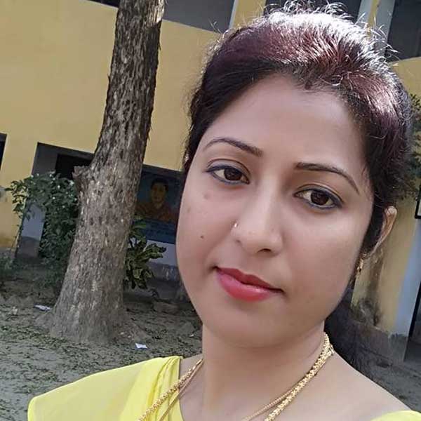 কালনা কলেজে পড়ার সময় প্রথম প্রত্যক্ষ রাজনীতির সংস্পর্শে আসা রুনার। সেই সময় করতেন ছাত্র পরিষদ। ২০০৩-০৪ সালে সেই যে রাজনীতির মূলস্রোতে ঢুকলেন, সেই যাত্রা এখনও চলছে। এখন তিনি হুগলি জেলায় তৃণমূলের অন্যতম যুব নেত্রী।