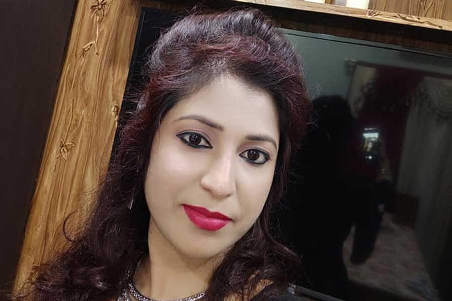 হুগলির ঘরোয়া রাজনীতিতে, অধুনা নিয়োগ মামলায় জেলবন্দি শান্তনু ঘোষের বিরুদ্ধ গোষ্ঠীর নেত্রী বলে পরিচিতি রয়েছে রুনার। তাঁর অনুগামীদের দাবি, শান্তনুর অনুগামীরা ইদানীং বিধায়কের ছত্রতলে গিয়েছেন। আর সেখানে গিয়েই নতুন করে শুরু হয়েছে লড়াই। যে লড়াইয়ের এক দিকে বিমানসেবিকা হওয়ার স্বপ্ন দেখা রুনা, অন্য দিকে তাঁরই দলের নির্বাচিত বিধায়ক। 