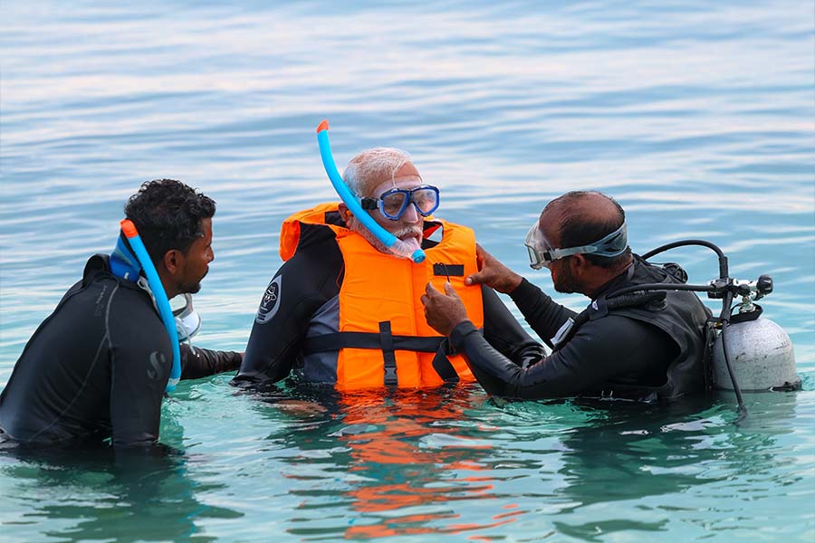 স্নর্কেলিং হল এক ধরনের জলক্রীড়া। যেখানে সমুদ্রের জলের নীচে ডুব দিয়ে সামুদ্রিক প্রাণিজগতের ঝলক দেখতে পাওয়া যায়। প্রধানমন্ত্রীও সেই খেলাতেই অংশ নিয়েছিলেন। ছবিতে দেখা যাচ্ছে পুরোদস্তুর ডুবুরির মতো পোশাক পরে জলে নামছেন মোদী। 