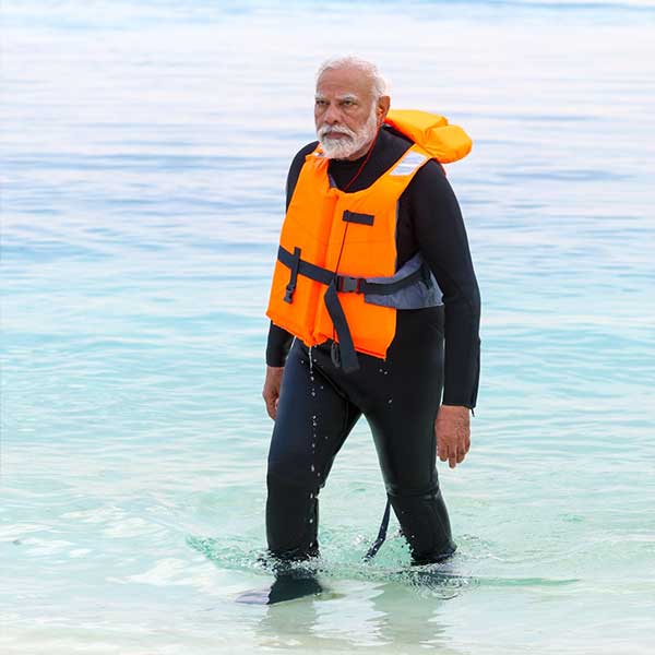 স্নর্কেলিংয়ের পর তাঁর জল থেকে উঠে আসার ছবিটিও অনুরাগীদের নজর কেড়েছে। নীল সমুদ্রের জল থেকে ডুবুরির কালো পোশাকে হেঁটে হেঁটে এগিয়ে আসছেন মোদী। দৃশ্যটিকে মোদী অনুরাগীদের অনেকে জেমস বন্ডের সঙ্গেও সিনেমার দৃশ্যের সঙ্গেও তুলনা করেছেন। 