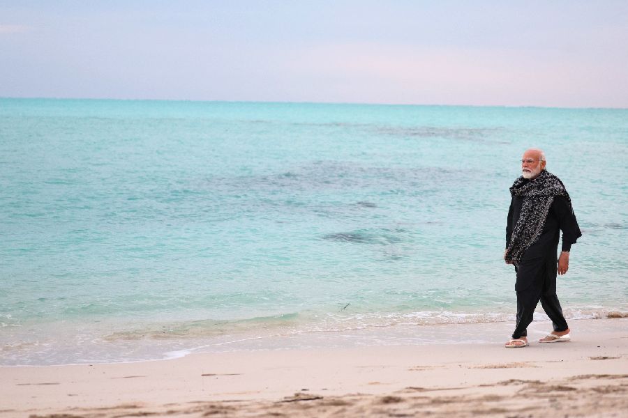 লক্ষদ্বীপের বালুচরে বসে যেমন সময় কাটিয়েছেন প্রধানমন্ত্রী। তেমনই ওই বালুচরে প্রাতঃভ্রমণও করেছেন। সেই প্রাতঃভ্রমণের ছবি শেয়ার করে মোদী লিখেছেন, লক্ষদ্বীপের নির্মল সৈকতে ভোরবেলায় হাঁটলাম। সেই অনুভূতিকেই স্বর্গসুখের সঙ্গে তুলনা করেছেন মোদী। 