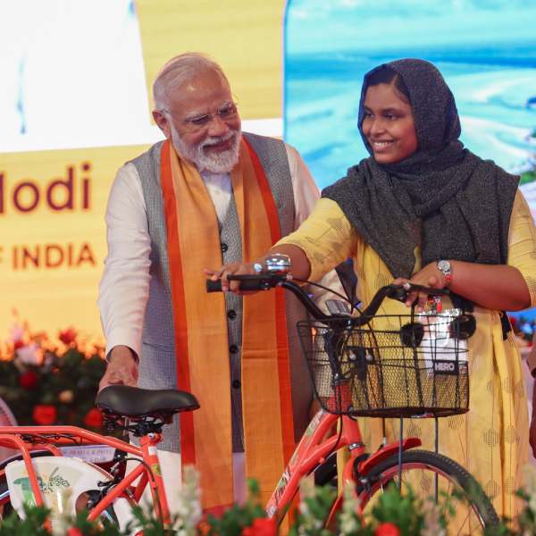 মোদী বলেছেন, লক্ষদ্বীপের সংস্কৃতির ঐতিহ্যকে বজায় রেখেই এই এলাকার বাসিন্দাদের জীবন উন্নত করার প্রতিজ্ঞা করেছেন তিনি। এখানকার মানুষ যাতে খাবার, স্বচ্ছ জল, উন্নত স্বাস্থ্য পরিষেবা এবং দ্রুততর ইন্টারনেট পান সেই ব্যবস্থা করবে কেন্দ্র।