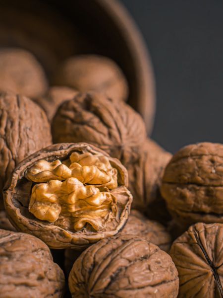 Know the hack to easily break walnuts with your hands dgtl