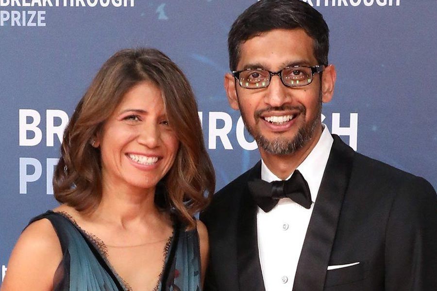 তিনি সুন্দর পিচাই। গুগ্‌লের অভিভাবক সংস্থা অ্যালফাবেটের সিইও। ২০২২ সালে তিনি ২২.৬ কোটি ডলার বেতন পেয়েছেন। ভারতীয় মুদ্রায় যা প্রায় ১,৮৫৪ কোটি টাকা।