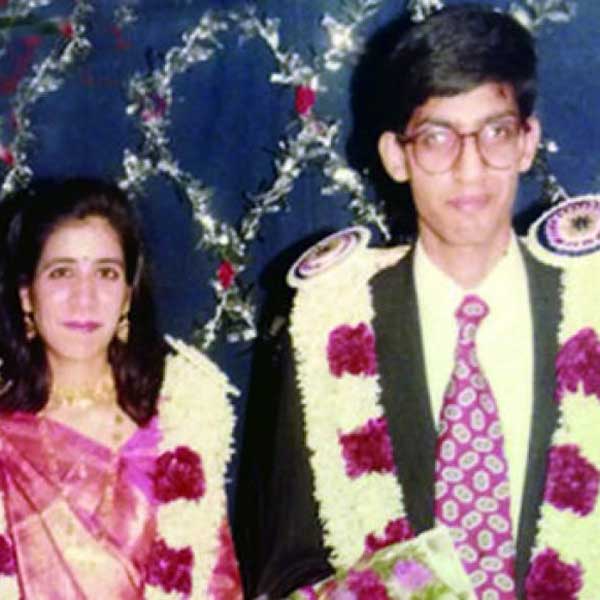 আইআইটি খড়্গপুরেই পিচাইয়ের সঙ্গে দেখা হয়েছিল অঞ্জলির। ক্রমে ঘনিষ্ঠতা বৃদ্ধি পায়। সেই বিষয়ে প্রথমে তাঁর বন্ধুরা কিছু জানতেই পারেননি। কলেজের শেষ পর্বে এসে পিচাই নিজেই জানিয়েছিলেন সে কথা। তার পর সম্পর্কের কথা প্রকাশ্যে এসেছিল।