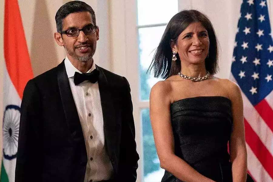  অঞ্জলি এবং পিচাই প্রথমে নেহাতই বন্ধু ছিলেন। কলেজের প্রথম বর্ষে তাঁদের পরিচয় হয়েছিল। এর পর বুঝতে পারেন, তাঁদের সম্পর্ক শুধুই বন্ধুত্বের নয়, তার থেকেও বেশি কিছু।