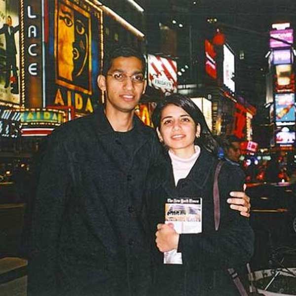 আইআইটি থেকে পাশ করার পর আমেরিকায় চলে গিয়েছিলেন পিচাই। অঞ্জলি থেকে গিয়েছিলেন ভারতে। ১৯৯৯ সাল থেকে ২০০২ সাল পর্যন্ত অ্যাকসেনচার সংস্থায় চাকরি করেছিলেন তিনি।