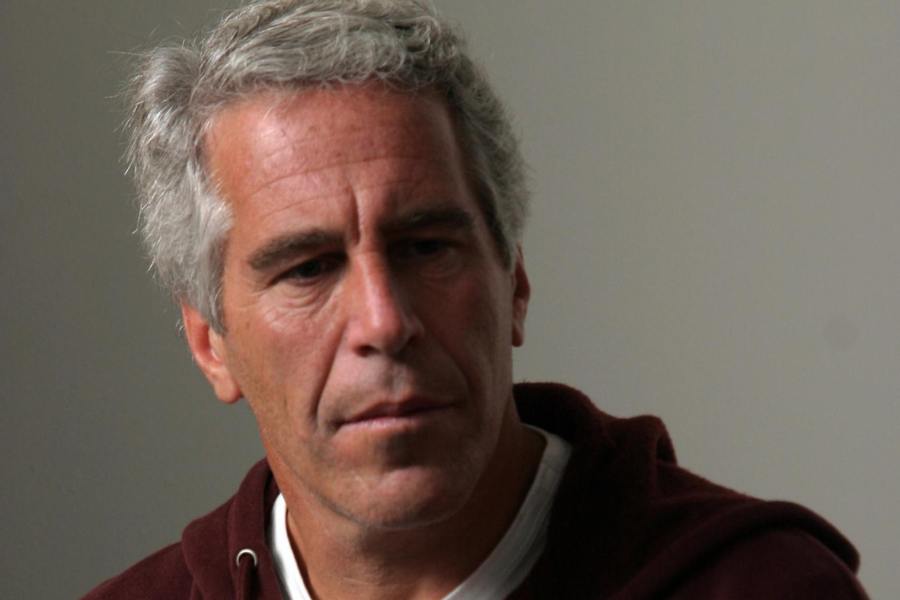 চলতি বছরেই আমেরিকায় প্রেসিডেন্ট নির্বাচন। তার আগে যেন বিনা মেঘে বজ্রপাত আমেরিকার বিত্তশালীদের মাথায়। বজ্রের নাম জেফ্রি এপস্টিনের নথি।