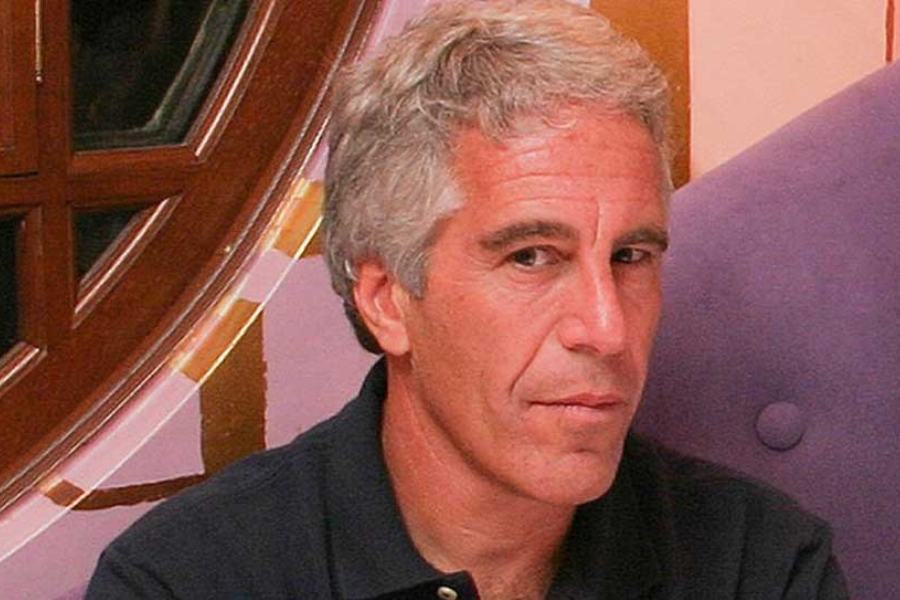 এত দিন মুখবন্ধ খামে বন্দি ছিল। আদালতের নির্দেশে খামের মুখ খোলা হতেই কাঁপুনি ধরে গিয়েছে আমেরিকার ‘উচ্চ মহলে’। কুখ্যাত যৌন অপরাধী জেফ্রি এপস্টিনের নথি প্রকাশ্যে এনে দিয়েছে আমেরিকার তাবড় ব্যক্তিত্বের চরিত্রের নিকষ কালো দিক।