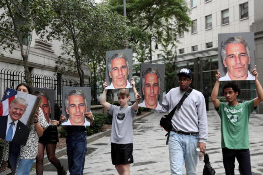 তাতেই ভূমিকম্প শুরু হয়ে গিয়েছে তাবড় তাবড় ব্যক্তিত্বের ড্রয়িংরুমে। আগামিদিনে আরও স্পষ্ট ভাবে বোঝা যাবে, এই সমস্ত দুনিয়া কাঁপানো ব্যক্তিত্বদের সঙ্গে এপস্টিনের সম্পর্কের খুঁটিনাটি।