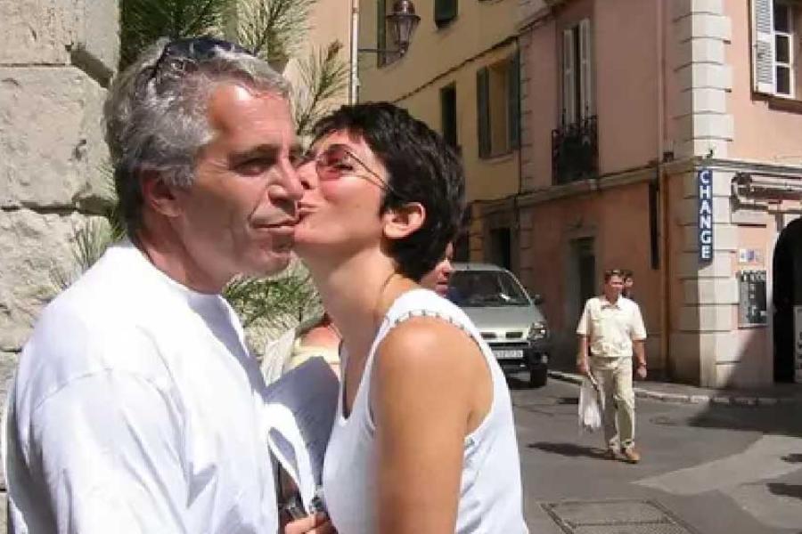 এই নথিতে মূলত রয়েছে এপস্টিনের সঙ্গে যোগাযোগের ফলে কে যৌন আকাঙ্ক্ষা কী ভাবে পূর্ণ করেছিলেন, তার সালতামামি। ফলে, সুনামি সদ্য শুরু!