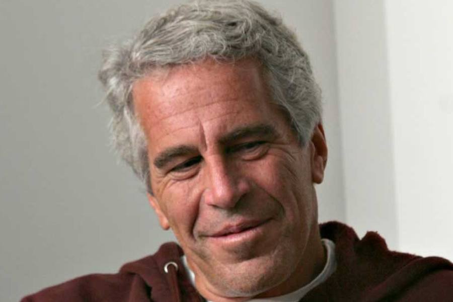 দিনে অন্তত তিন বার মিলনেচ্ছু হতেন জেফ্রি। তাঁর সেই চাহিদা একা সামাল দিতে পারতেন না জেফ্রির প্রেমিকা। তাই প্রেমিকের চাহিদার জোগান দেওয়ার জন্য অসহায় মহিলাদের সঙ্গে জেফ্রির পরিচয় করিয়ে দিতেন ম্যাক্সওয়েল।