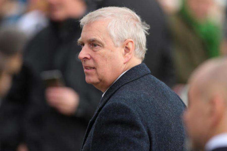 তখনই জানা গিয়েছিল ম্যাক্সওয়েল শুধু জেফ্রির চাহিদার জোগান দিতেন তা-ই নয়। ইংল্যন্ডের রাজপুত্র অ্যান্ড্রু, যাঁর নামও একবার যৌন কেলেঙ্কারিতে জড়িয়েছিল, তাঁর সঙ্গেও দহরম মহরম ছিল ম্যাক্সওয়েলের।