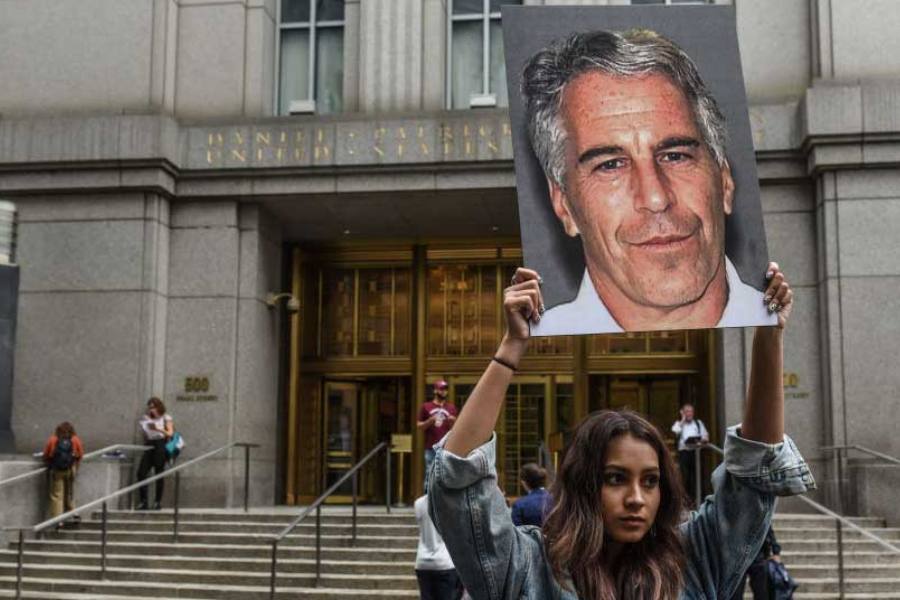 তখনই বোঝা গিয়েছিল জেফ্রির শিকড় অনেক গভীরে। এখন আদালতে নির্দেশে জেফ্রির নথি খোলা শুরু হতেই যেন ভূমিকম্প শুরু হয়েছে আমেরিকার উচ্চ মহলে।