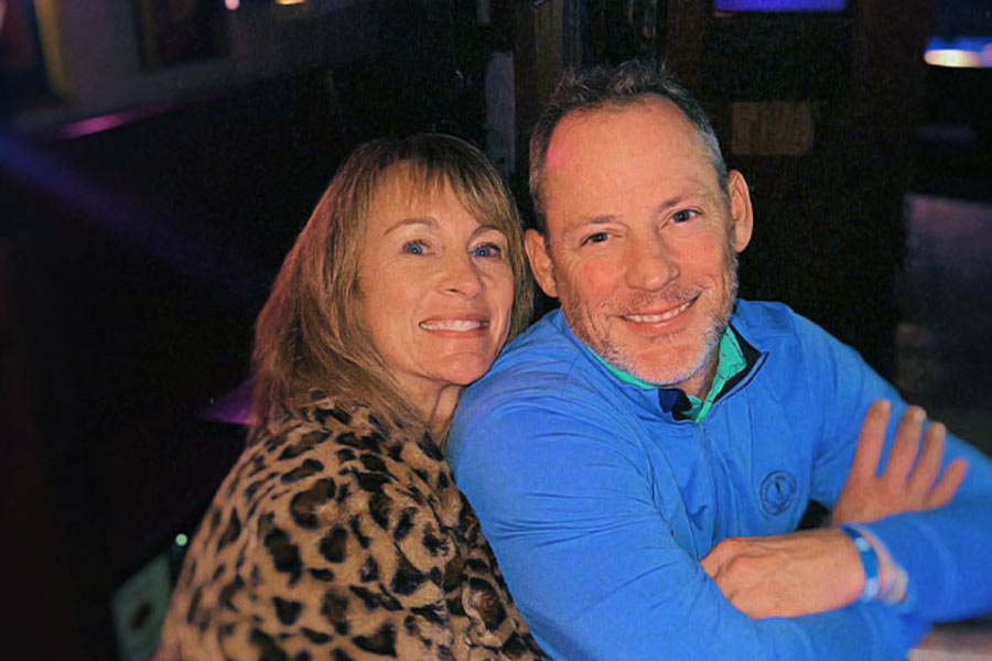 ২০২০ সালে আমেরিকার ওহায়ো প্রদেশের সিনসিনাটি এলাকার ঘটনা। কোভিড অতিমারি নিয়ে সারা বিশ্ব তখন তটস্থ। ভাইরাসের হাত থেকে রক্ষা পেতে নির্দিষ্ট এলাকায় তৈরি করা হয়েছিল সুরক্ষা বলয়। ঘটনাচক্রে একই সুরক্ষা বলয়ে ঠাঁই পান বিবাহবিচ্ছিন্ন দুই প্রবীণ জুলি শোর এবং স্কট গেইড। 