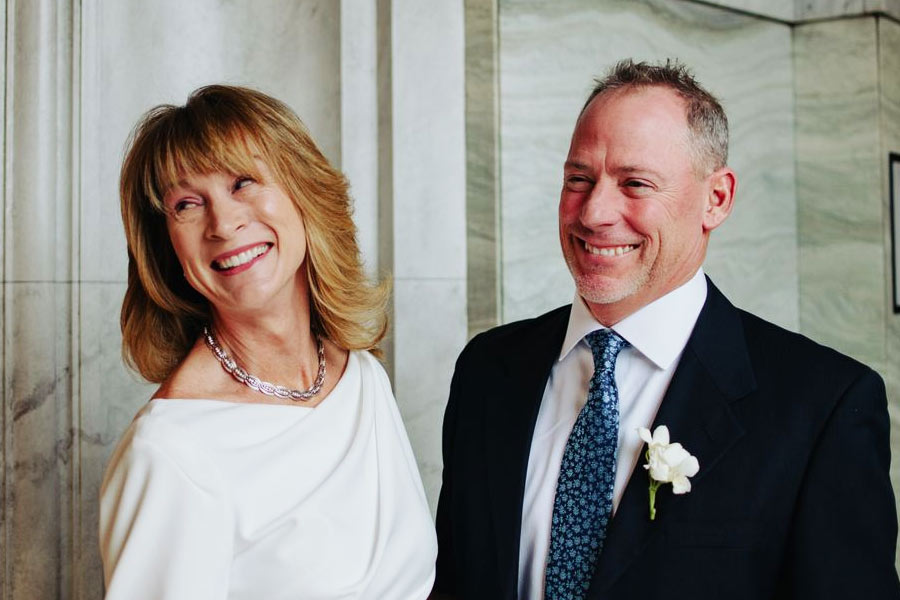 জুলি এবং স্কট দু’জনেই ৫০ বছরের গণ্ডি পার করে ফেলেছেন। ১৯৯৭ সালে বিয়ে করেছিলেন দু’জন। রাচেল এবং ক্যারোলিন নামে দুই কন্যাসন্তান রয়েছে তাঁদের। ১৭ বছর সংসার করার পর বিচ্ছেদের সিদ্ধান্ত নিয়েছিলেন তাঁরা। ২০১৪ সালে বিবাহবিচ্ছেদ হয় জুলি এবং স্কটের।