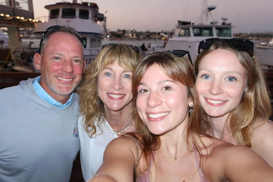 টুডেকে দেওয়া একটি সাক্ষাৎকারে ২৪ বছর বয়সি রাচেল বলেন, ‘‘আমাদের বাড়িতে নিত্য অশান্তি লেগে থাকত। বাবা-মা যখন বিচ্ছেদের সিদ্ধান্ত নিলেন তখন আমরা সকলেই ভেবেছিলাম যে এটাই সঠিক সিদ্ধান্ত।’’