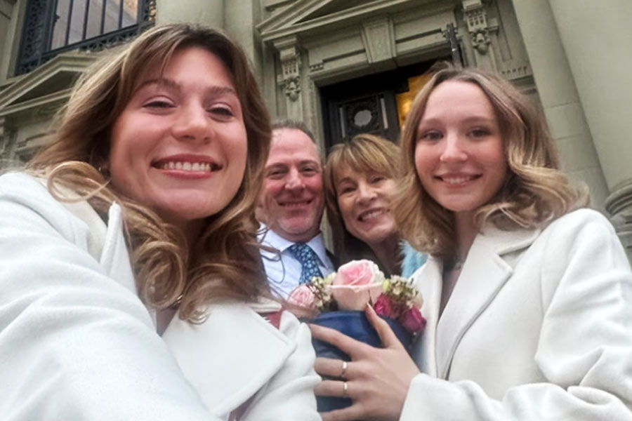 ২০১৪ সালে বিচ্ছেদের ছ’বছর পর আবার একসঙ্গে থাকতে শুরু করেন জুলি এবং স্কট। কোভিড অতিমারির সময় একই সুরক্ষা বলয়ের ভিতর ছিলেন তাঁরা। সেই সময় দু’জনের বন্ধুত্ব গাঢ় হয়ে ওঠে।