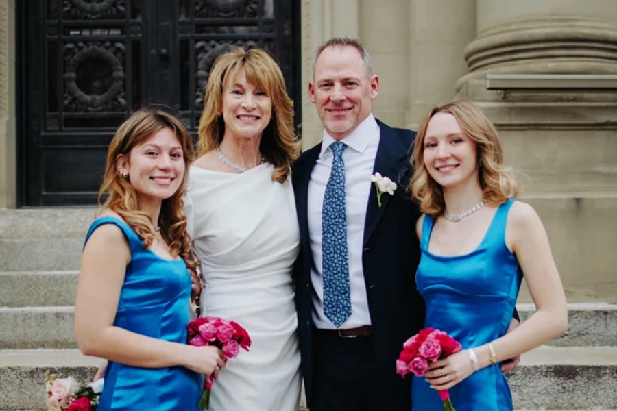 জুলি বলেন, ‘‘অতীতের সব কিছু যেন নিমেষের মধ্যে কোথায় হারিয়ে গেল। বুঝতে পারলাম পরিবারের আগে আর কোনও কিছু আসতে পারে না। আমাদের চার জনের যে আবার একসঙ্গে থাকা প্রয়োজন তা-ও বুঝলাম।’’