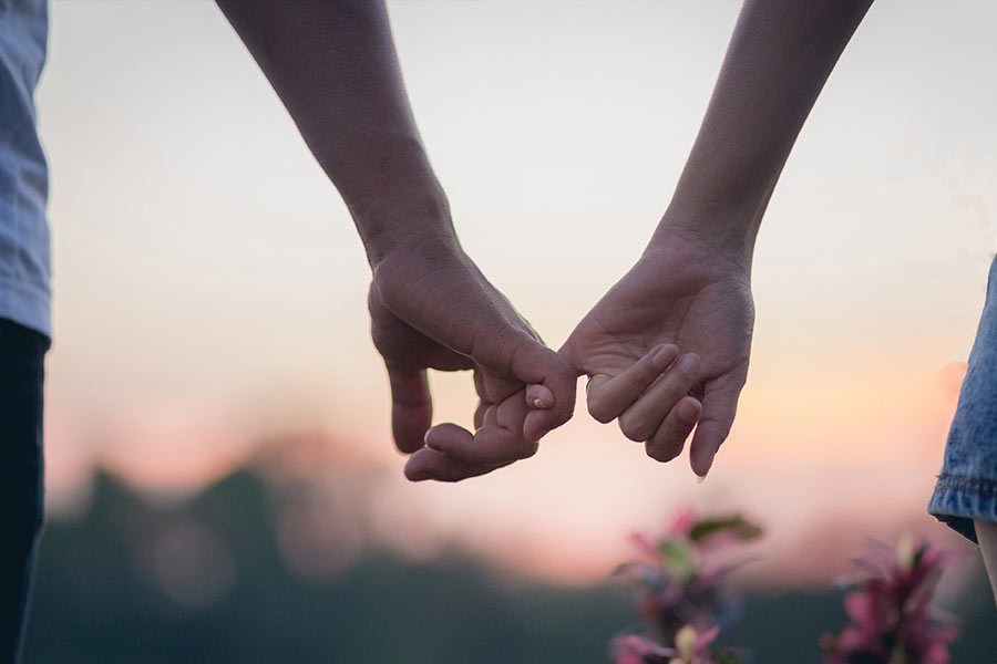 ২০২১ সালের শেষের দিকে জুলি এবং স্কট আবার এক ছাদের তলায় থাকা শুরু করেন। এই প্রসঙ্গে স্কট বলেন, ‘‘আমি এবং জুলি একসঙ্গে থাকা শুরু করলে আমাদের দুই মেয়ে একেবারে নাছোড়াবান্দা হয়ে গিয়েছিল। আমি যেন জুলিকে প্রেম নিবেদন করি, সে কথা বার বার আমাকে বলত রাচেল এবং ক্যারোলিন।’’