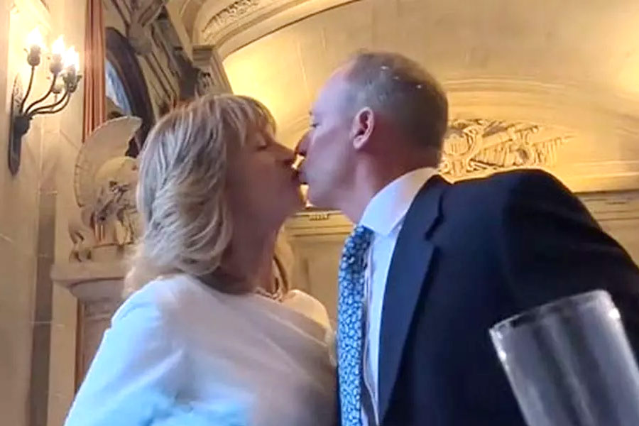 এক বছর একসঙ্গে থাকার পর জুলিকে আবার বিয়ের প্রস্তাব দেন স্কট। ২০২৩ সালের ২৮ ডিসেম্বর দ্বিতীয় বার বিয়ে করেন তাঁরা। ঘনিষ্ঠ বন্ধুবান্ধব এবং আত্মীয়দের আমন্ত্রণ জানিয়ে খুব ছিমছাম ভাবেই বিয়ে করেন তাঁরা।