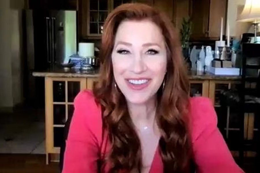 জুলি এবং স্কটের বিয়ের ছবি এবং ভিডিয়ো সমাজমাধ্যমে পোস্ট করে রাচেল লেখেন, ‘‘যুদ্ধ অবশেষে শেষ হল। আমাদের বাবা-মায়ের আবার বিয়ে হল। আমরা আর বিবাহবিচ্ছিন্নদের সন্তান নই।’’