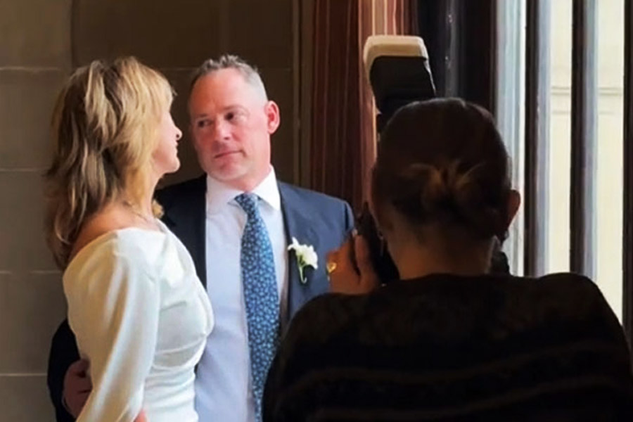 জুলি এবং স্কটের বিয়ের মুহূর্ত সমাজমাধ্যমে দেখার পর ভালবাসায় ভরিয়ে দিয়েছেন নেটব্যবহারকারীরা। বিবাহবিচ্ছেদের পর আবার বিয়ে করেছেন দেখে অনেকেই শুভেচ্ছাবার্তা জানিয়েছেন জুলি এবং স্কটকে।