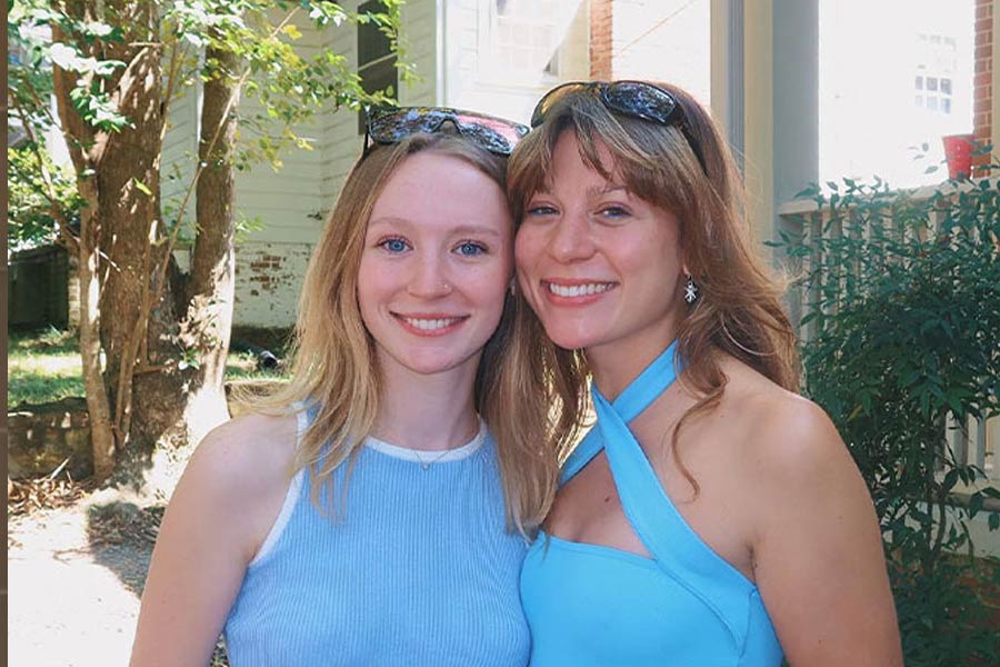 রাচেল বলেন, ‘‘আমায় যদি কেউ ১০ বছর আগেও এসে এই কথা বলতেন যে বাবা-মা আবার বিয়ে করছেন তা হলে আমি হেসে উড়িয়ে দিতাম। এখন ওঁদের একসঙ্গে দেখে আমার খুব ভাল লাগছে। এই কয়েক বছরে ওঁরা ক্ষমা করতে শিখেছেন, সহনশীলতাবোধ বৃদ্ধি পেয়েছে ওঁদের।’’