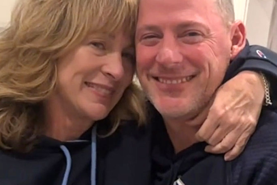 স্কটের সঙ্গে আংটিবদলের পর জুলি যে ধরনের আংটি পরতেন সেই একই ধরনের আংটি পরছেন রাচেল এবং ক্যারোলিন। এই প্রসঙ্গে জুলি বলেন, ‘‘আমরা কত ঝড় কাটিয়ে আজ এই জায়গায় পৌঁছেছি আংটিটি তারই চিহ্ন বহন করে। শুধু দুটো মানুষের দ্বিতীয় বার বিয়েই হয়নি। আমরা পুরো পরিবার আবার এক হয়েছি।’’