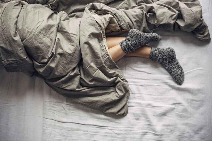 Should you wear socks at bed.