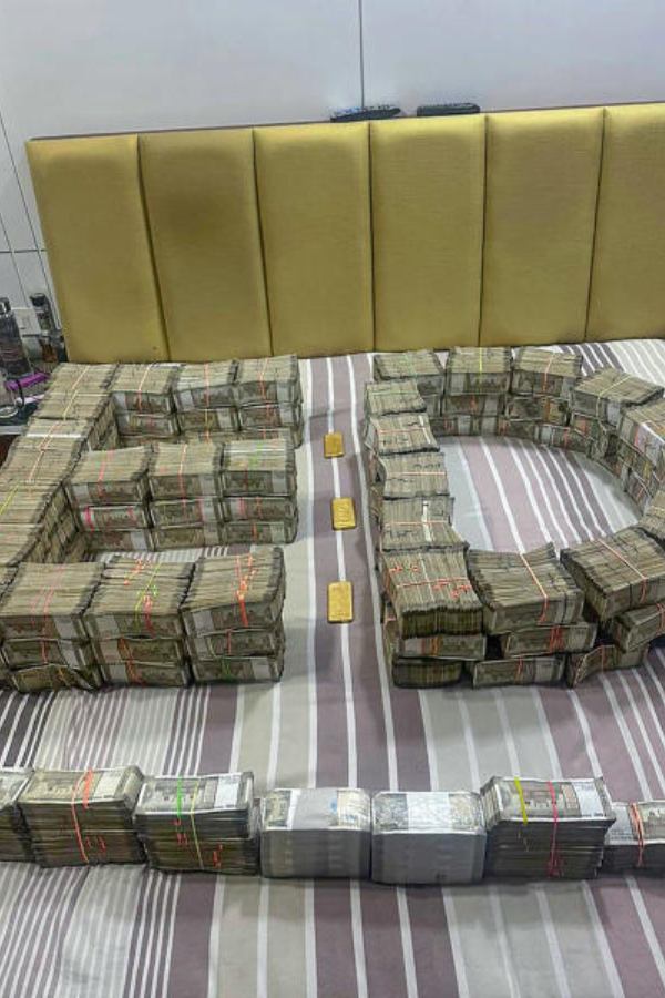 ইডি সূত্রে খবর, এই তল্লাশিতে নগদ পাঁচ কোটি টাকা, পাঁচ কেজি সোনা এবং রুপো, শতাধিক মদের বোতল এবং ৩০০ রাউন্ড গুলি উদ্ধার হয়েছে।