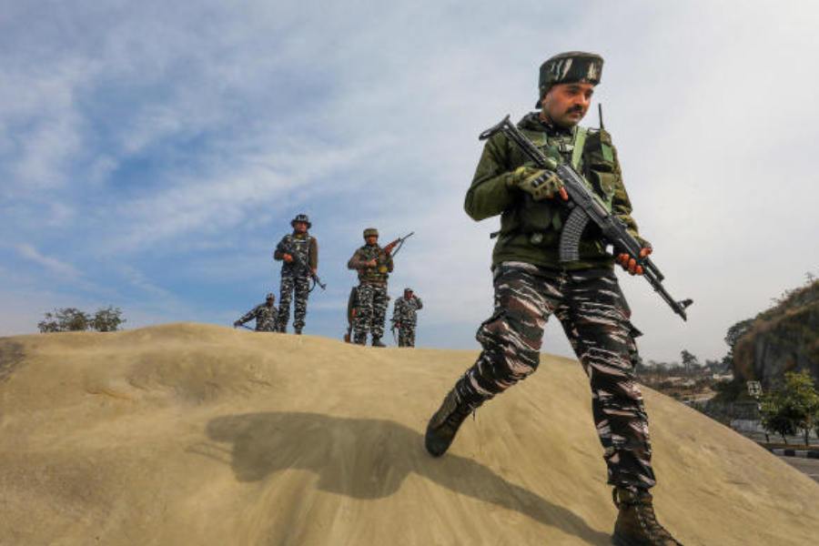 সেখানে এক স্থানীয় তৃণমূল নেতার বাড়িতে তল্লাশি অভিযান চালাতে গিয়ে এমন বাধার মুখে পড়তে হল যে, শেষ পর্যন্ত পিছু হটতে বাধ্য হল ইডি আধিকারিকদের দল ও কেন্দ্রীয় বাহিনী। শুধু তা-ই নয়, বিক্ষোভের মুখে পড়ে এক ইডি আধিকারিকের মাথাও ফেটেছে বলে খবর।